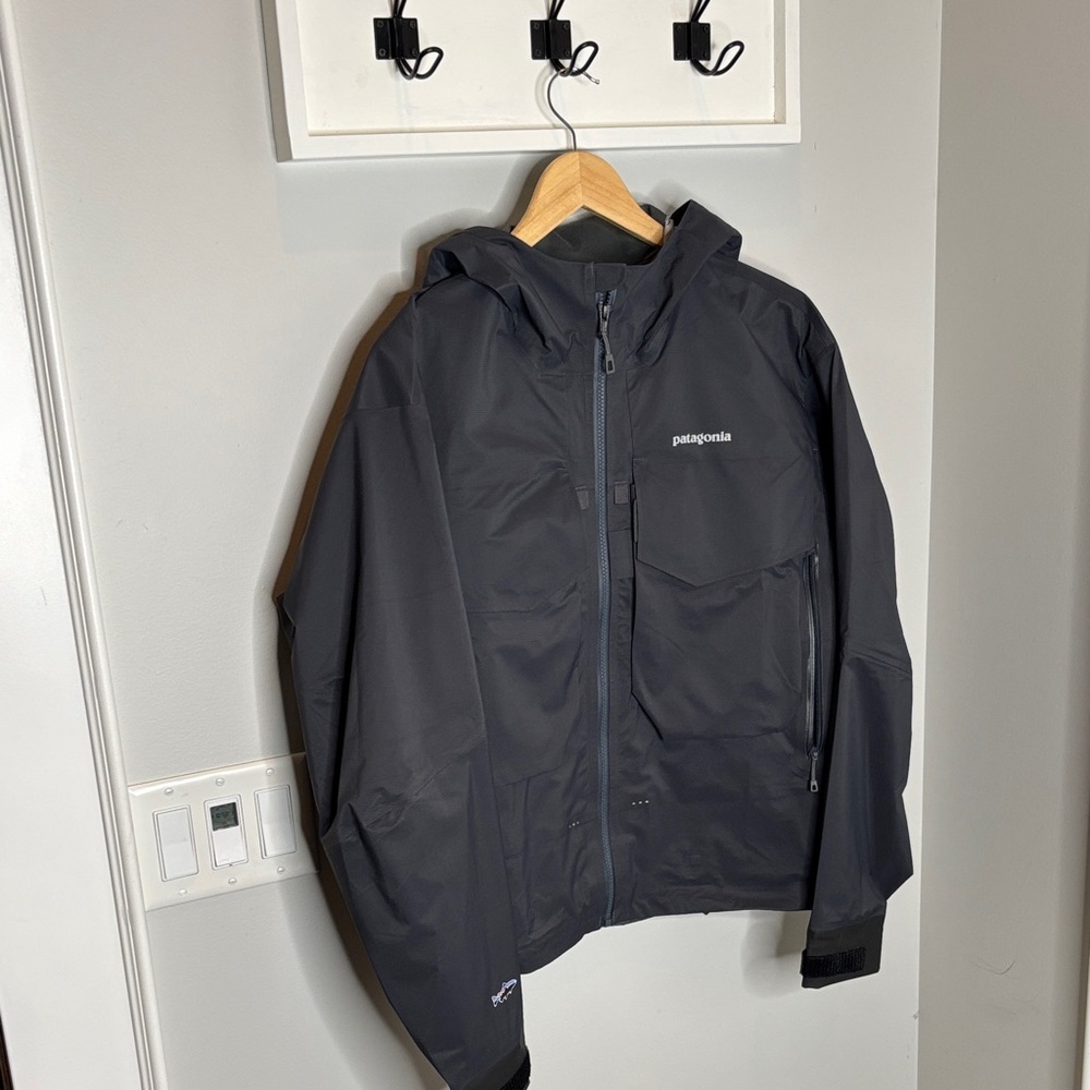 Patagonia Men's Dark Gray fishing raincoat